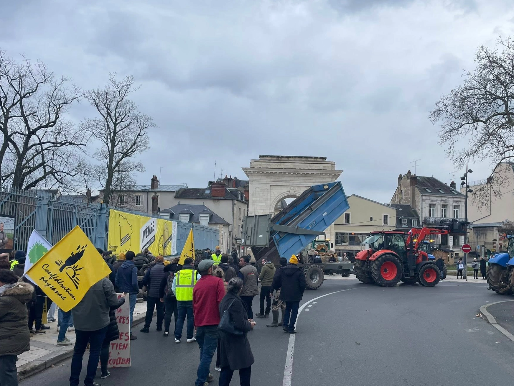 DERMATOSE NODULAIRE CONTAGIEUSE : STOP AUX ABATTAGES MASSIFS, ÉCOUTEZ LES ÉLEVEURS !